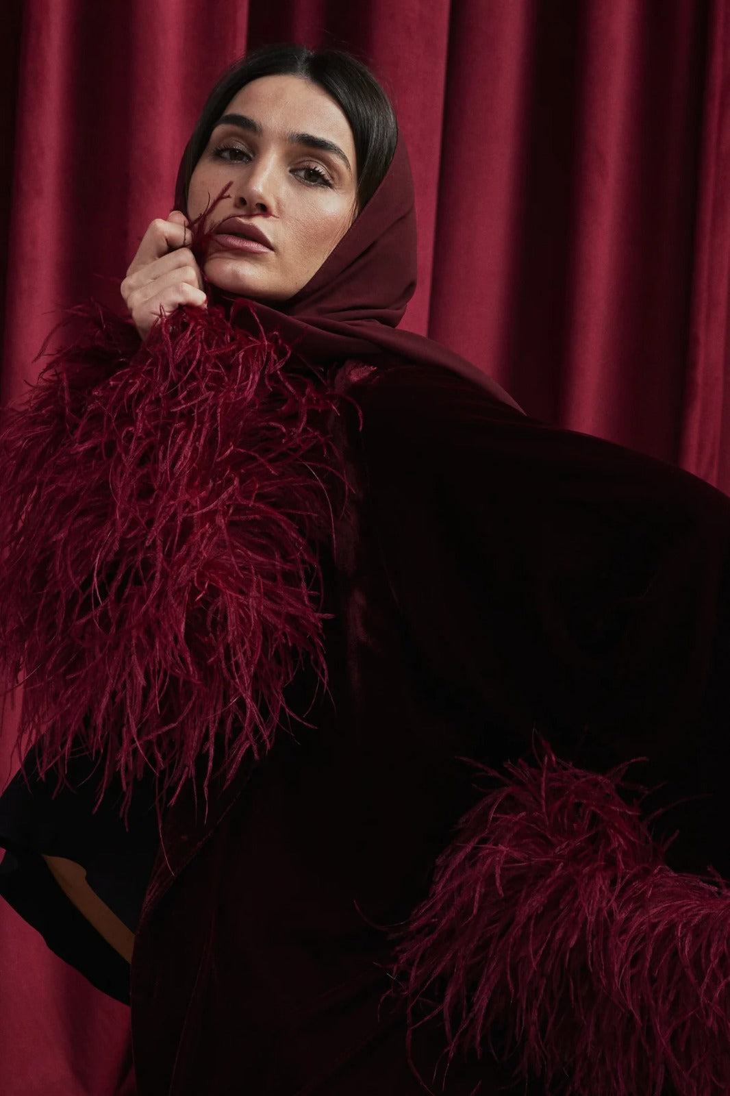 Abaya en velours avec finitions plume