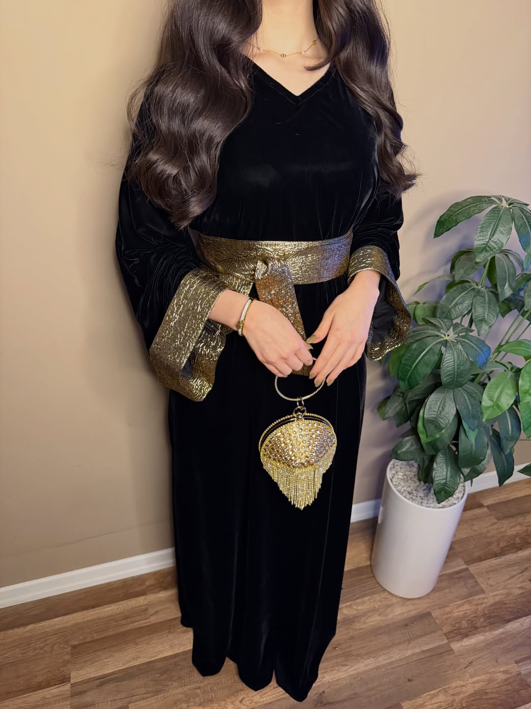 Caftan en velours noir à ceinture dorée