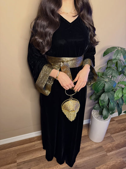 Caftan en velours noir à ceinture dorée