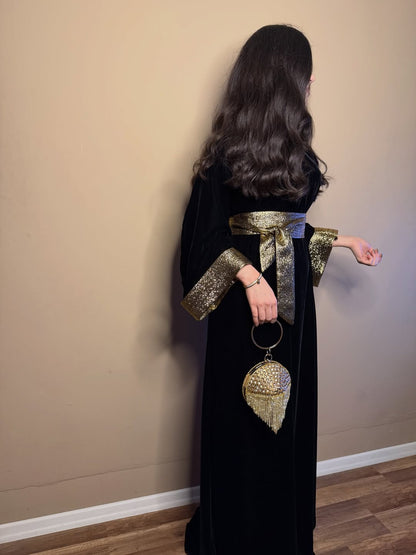 Caftan en velours noir à ceinture dorée