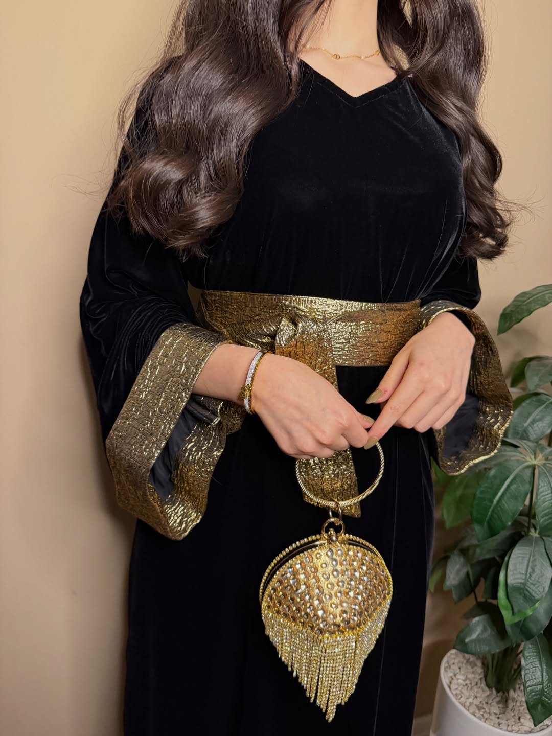 Caftan en velours noir à ceinture dorée