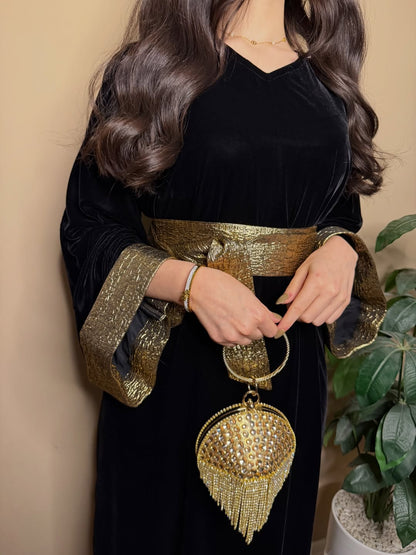 Caftan en velours noir à ceinture dorée