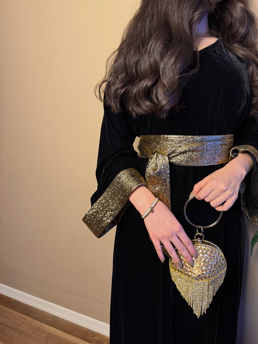 Caftan en velours noir à ceinture dorée