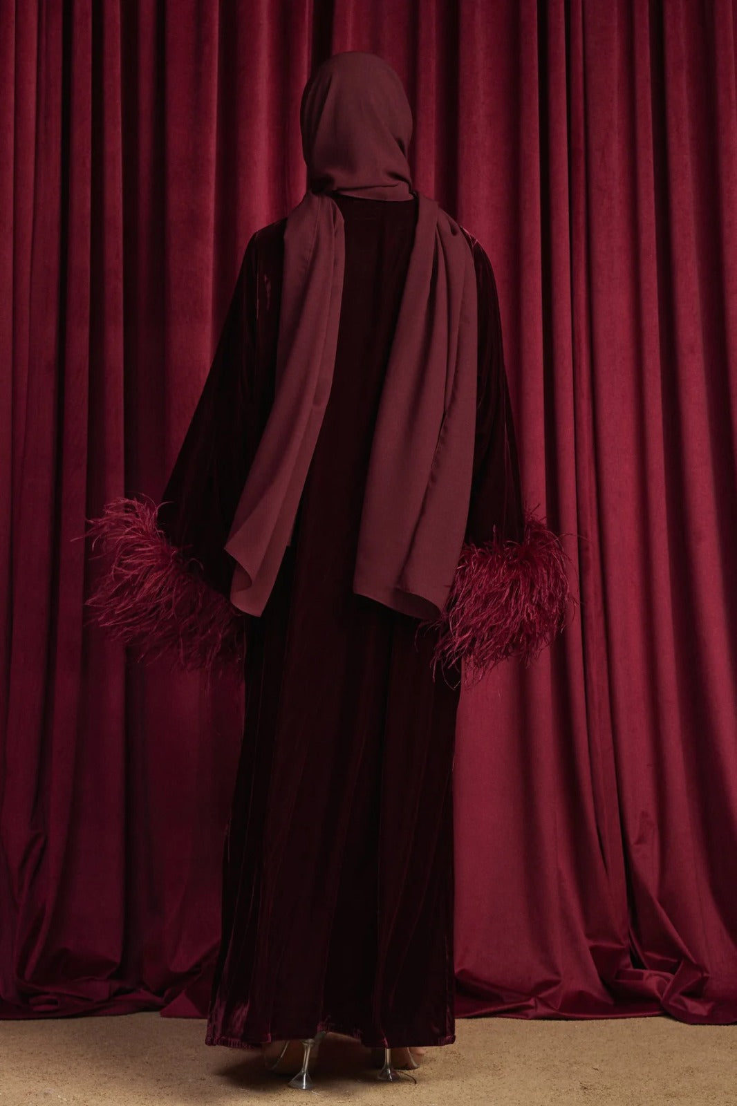 Abaya en velours avec finitions plume