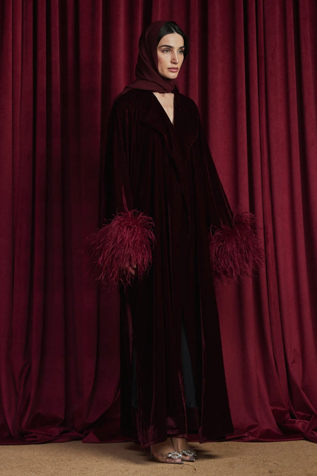 Abaya en velours avec finitions plume