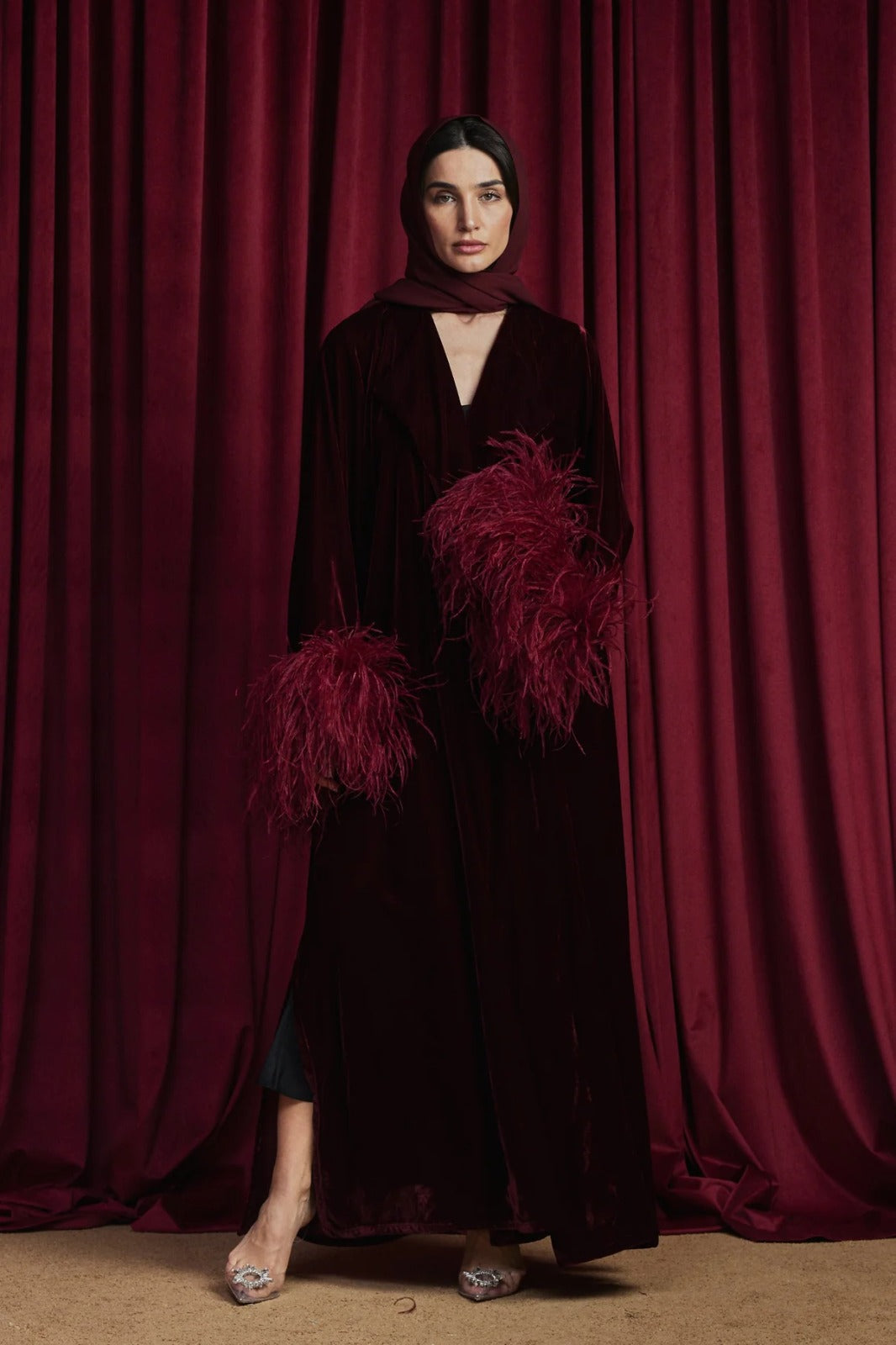 Abaya en velours avec finitions plume
