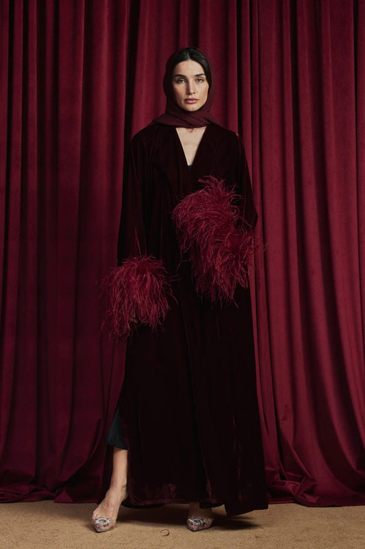 Abaya en velours avec finitions plume
