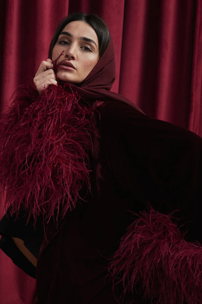 Abaya en velours avec finitions plume