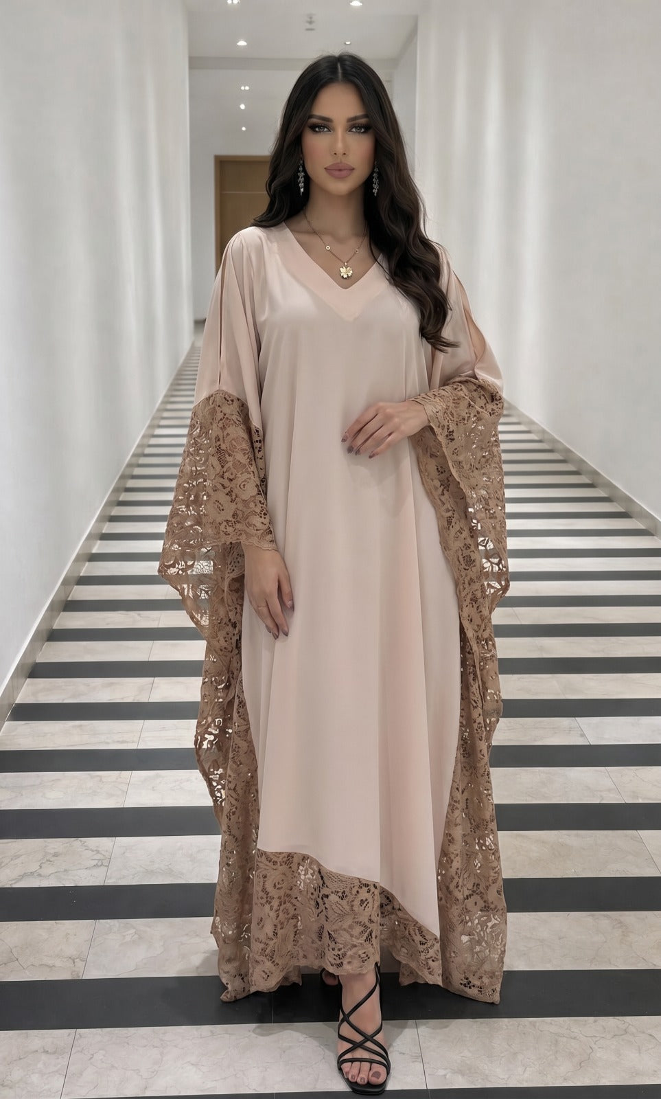 Caftan en dentelle et crepe