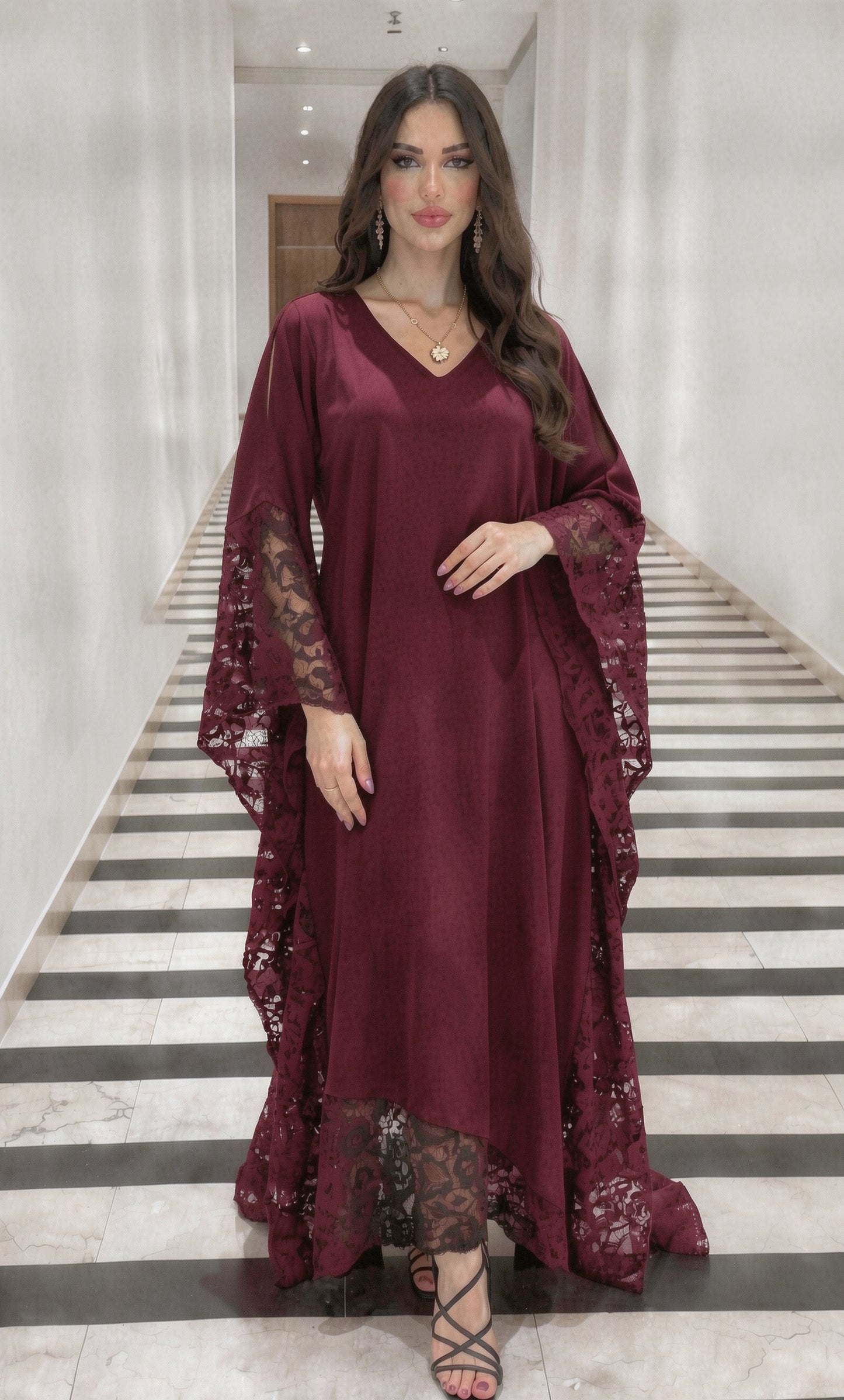 Caftan en dentelle et crepe